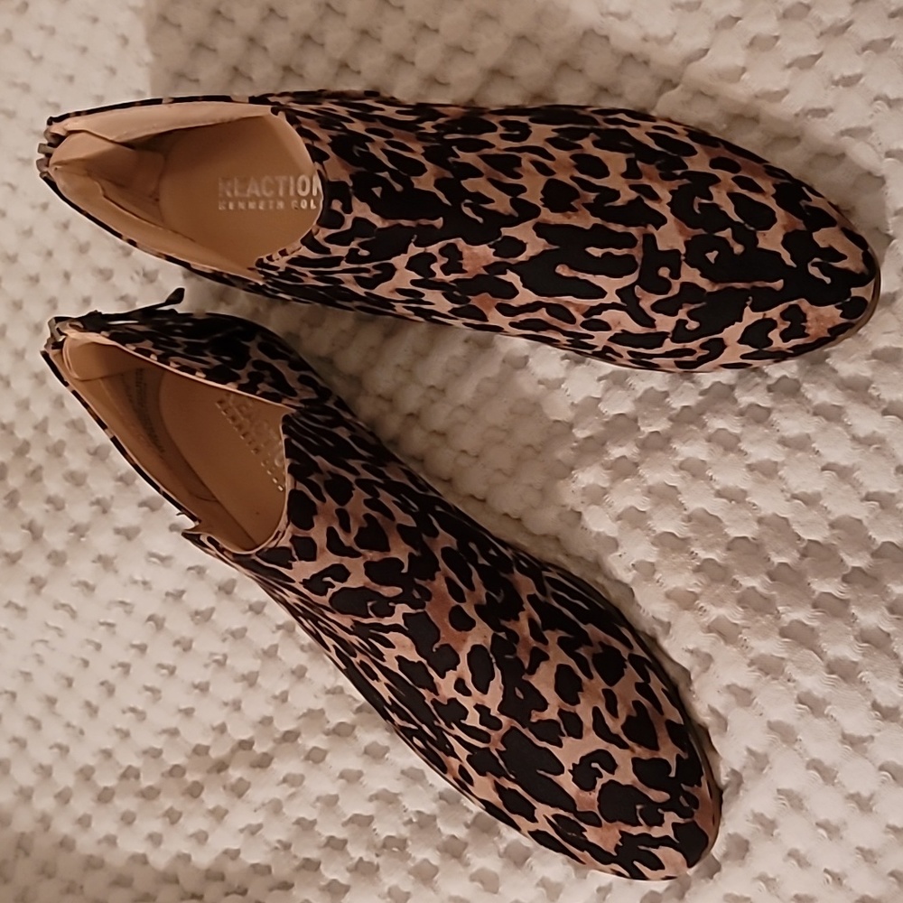 Kenneth Cole Reaction "Sideway" bootie size 8